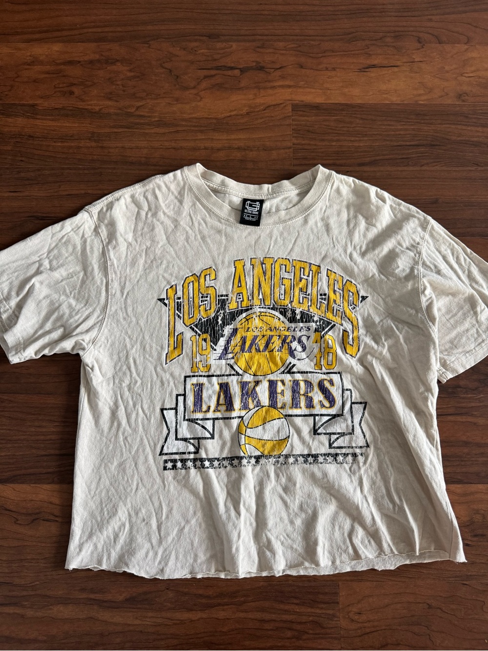 Los Angeles Lakers Men’s Cropped White Graphic Tee